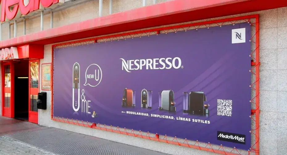 Cartel luminoso de gran formato con gráfica impresa