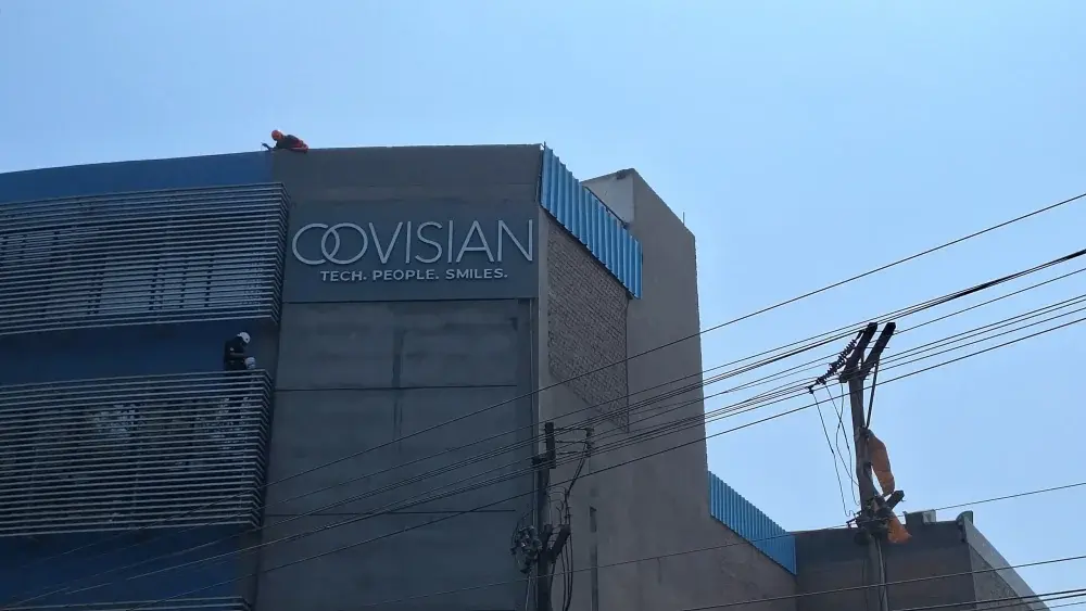 Letrero Ovisian sobre la fachada con luz natural