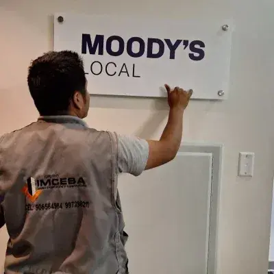 Instalación de letrero relacionado con cajas luminosas