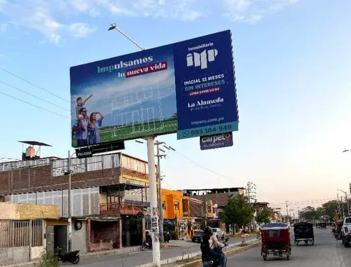 Estructura exterior relacionado con paneles publicitarios