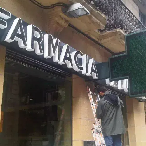 Montaje de letras relacionado con letreros en alto relieve