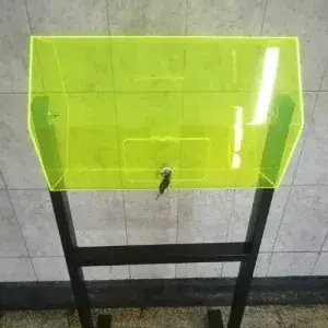 Ánfora con pedestal relacionado con ánforas de acrílico