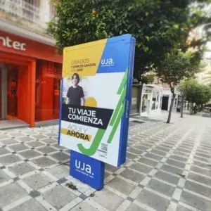 Mupi informativo relacionado con mupis publicitarios