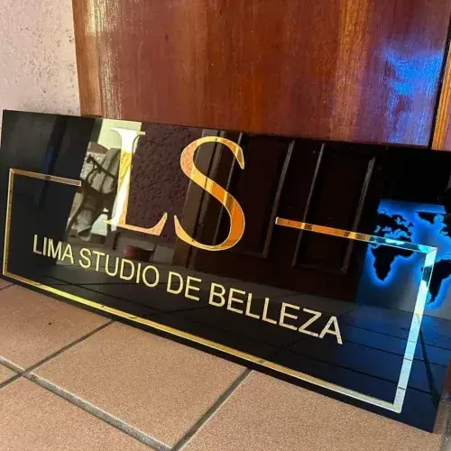 Letrero de acrílico relacionado con impresión uv sobre acrílico