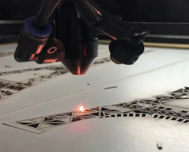 Proceso de marcado relacionado con grabado láser en metal