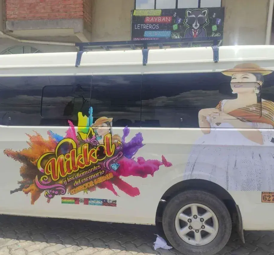 Vehículo con una gráfica publicitaria colorida en el lateral