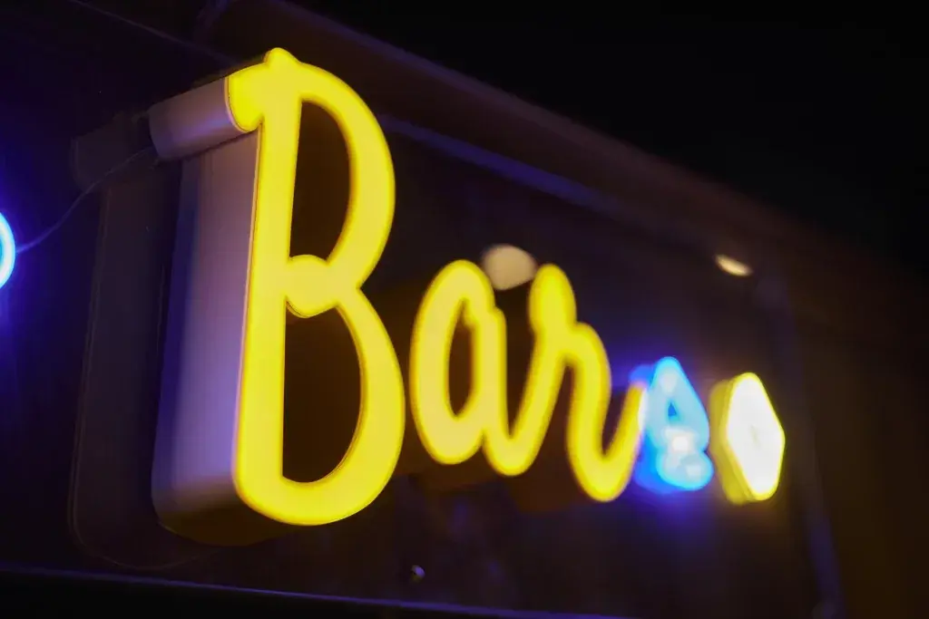 Letras luminosas, referencia para cotizar letreros en Cajamarca