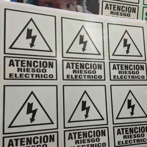Señal de riesgo eléctrico relacionado con fabricación de señales