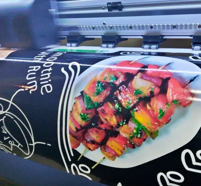 Gráfica impresa con fotografía de comida en un equipo de gran formato