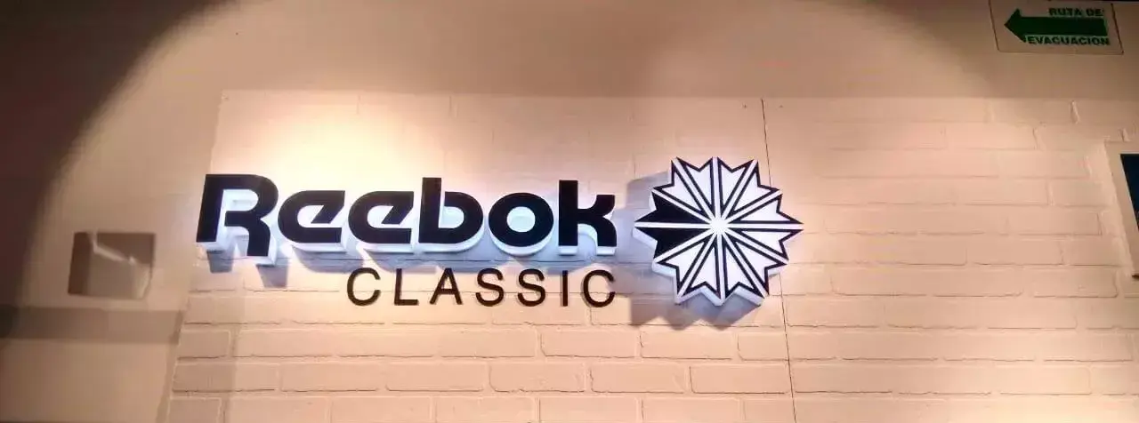 Trabajo de fabricación relacionado con letreros de acrílico
