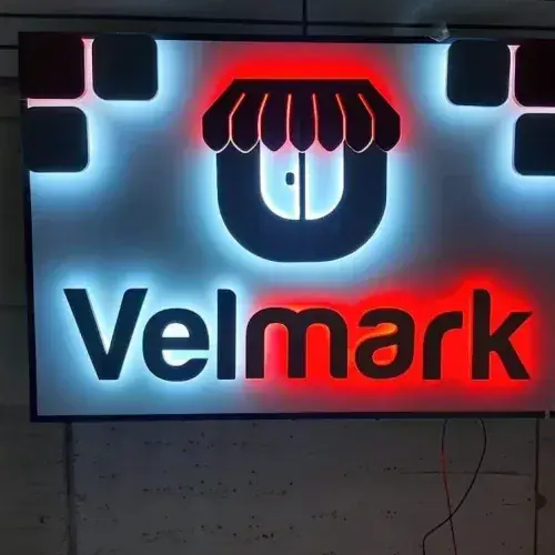 Letras iluminadas relacionado con letreros en alto relieve