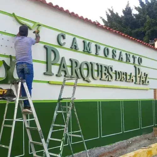 Letras sobre fachada relacionado con letreros en pvc
