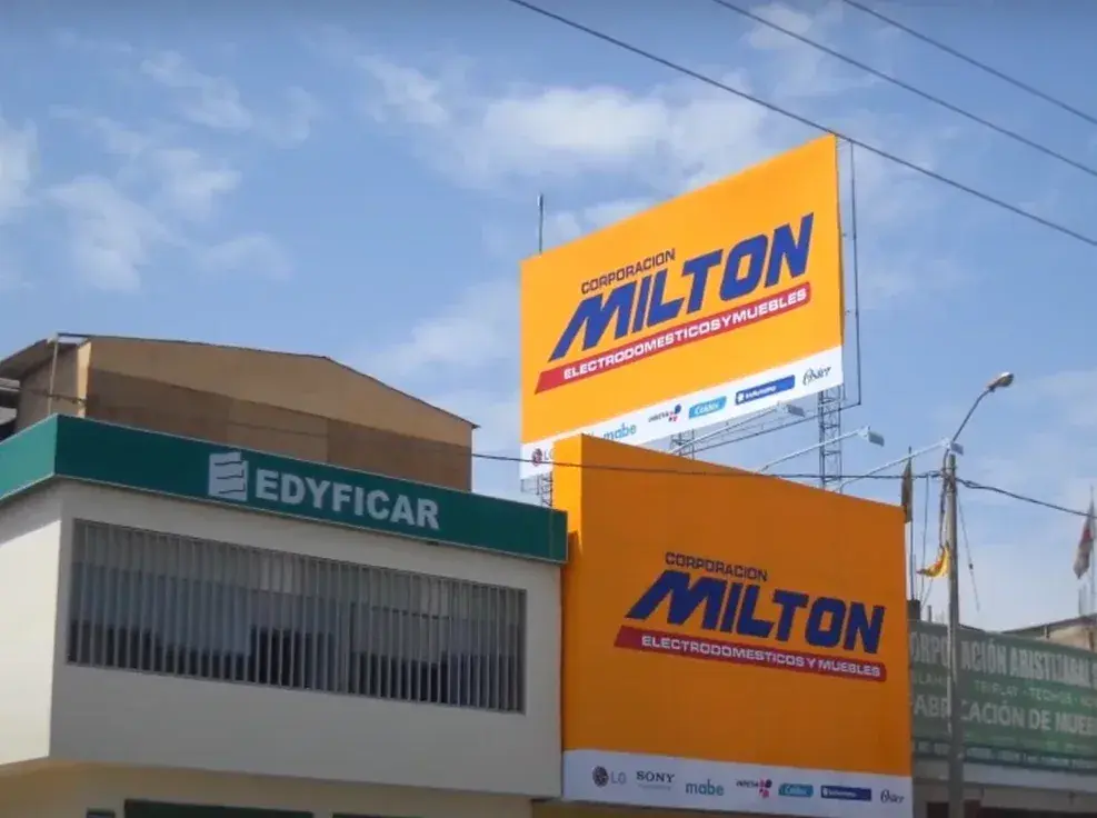 Panel sobre edificación relacionado con paneles publicitarios
