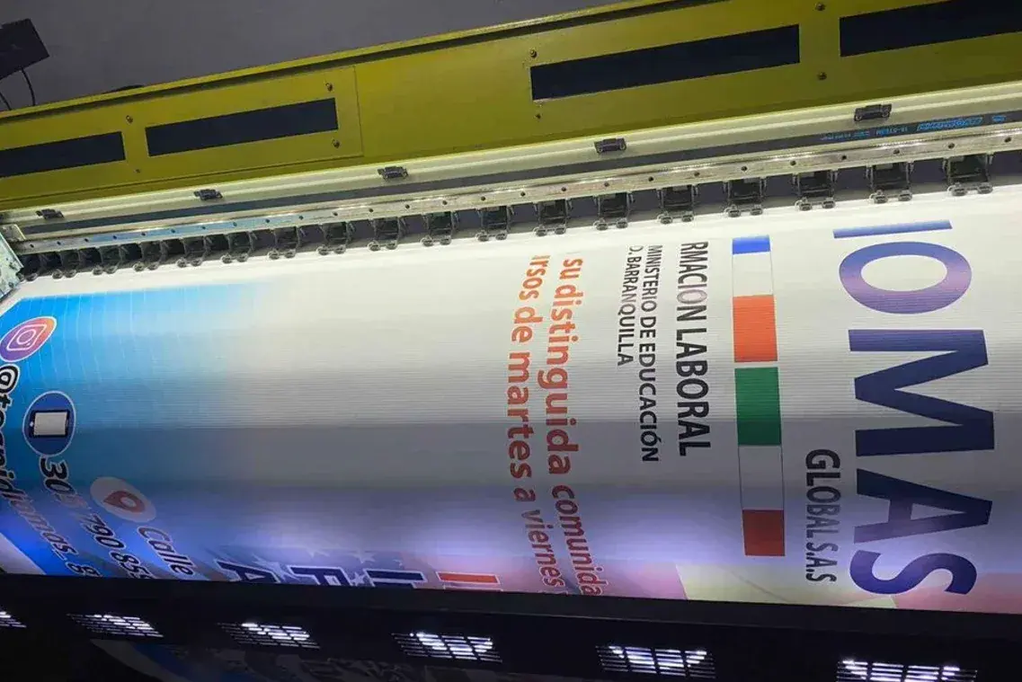 Equipo de impresión de gran formato produce una gráfica de colores