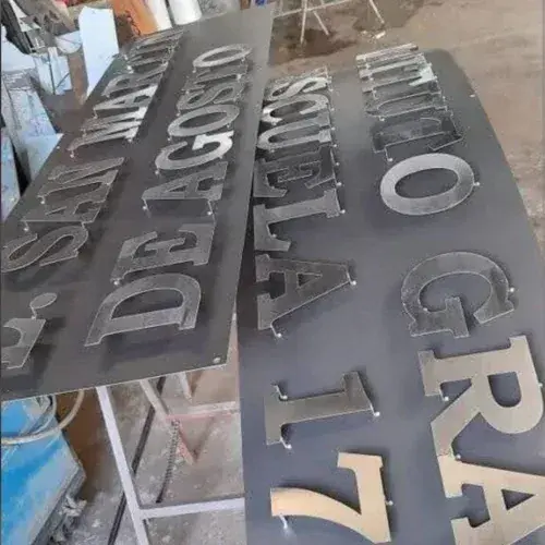 Letras metálicas relacionado con corte láser en metal